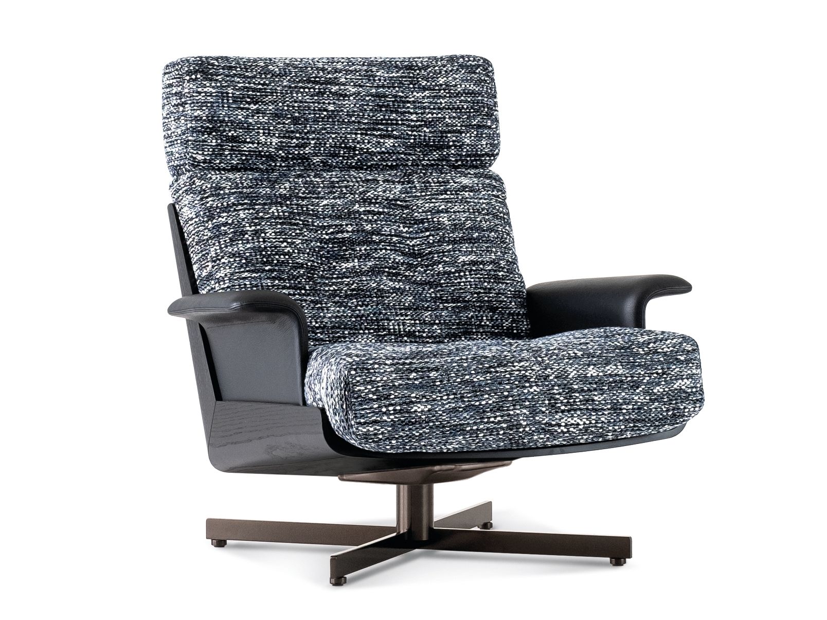 Тканевое кресло с деревянным корпусом и основанием с 4 спицами Minotti Daiki ARCH-00053023