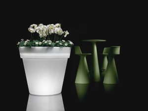 Высокий яркий полиэтиленовый садовый горшок