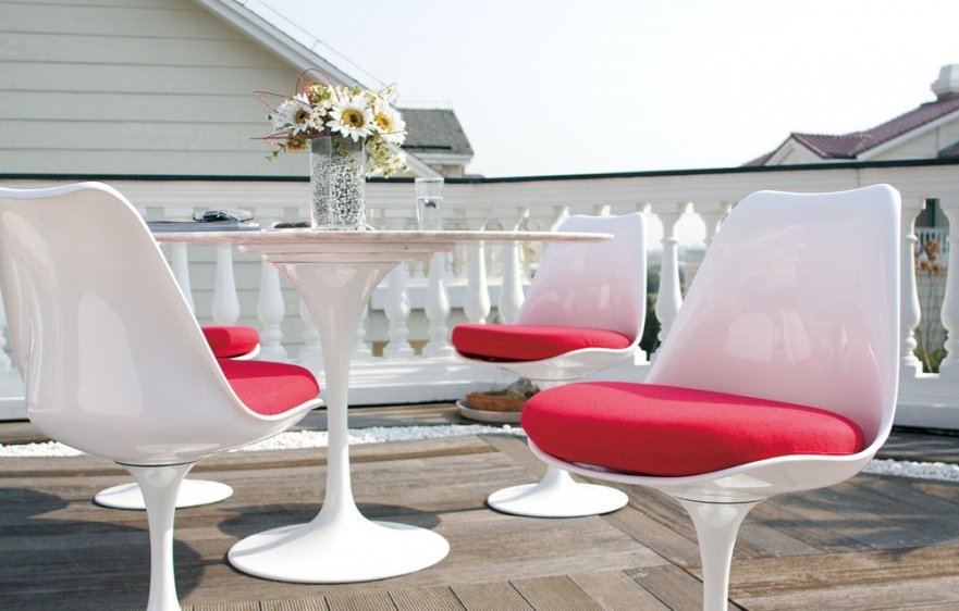 Стул пластиковый белый с красной подушкой Eero Saarinen Style Tulip Chair S...