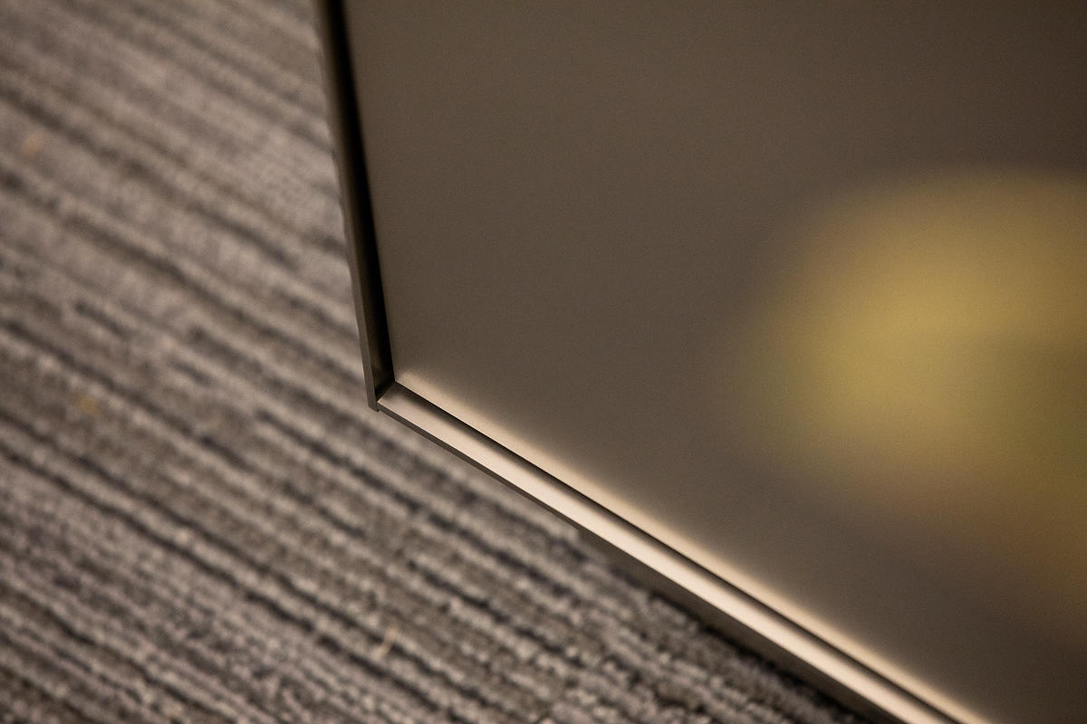 FSRT637 Система облицовки стен Levelr с панелями из вивихромового хромового стекла в отражающей конфигурации с индивидуальной цветовой прослойкой и опалексной отделкой, индивидуальной графикой туалета с индивидуальной подсветкой световой панели и настраив Forms-surfaces  - Вид №21