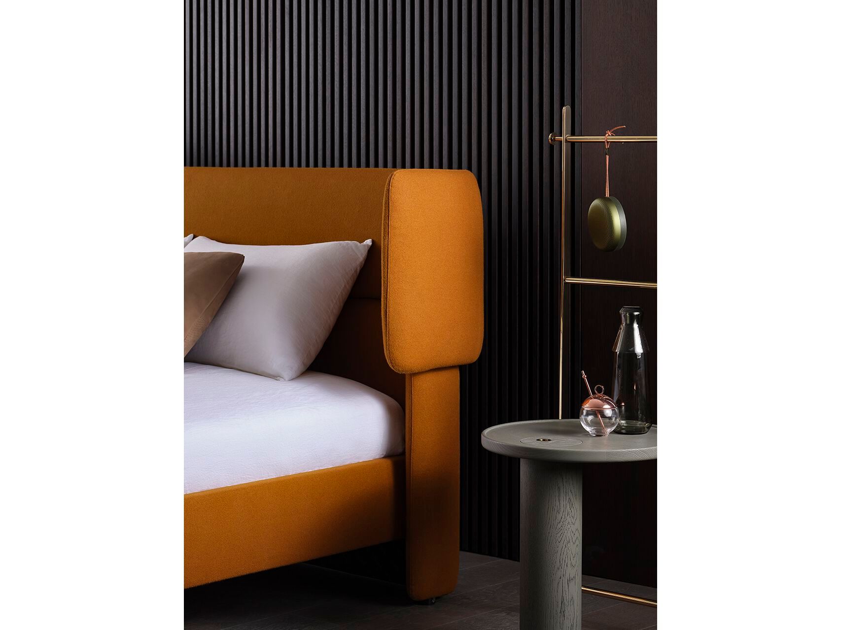 Двуспальная кровать из ткани с мягким изголовьем HC28 maison Mellow ARCH-00053378 - Вид №1