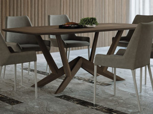 Деревянный прямоугольный стол