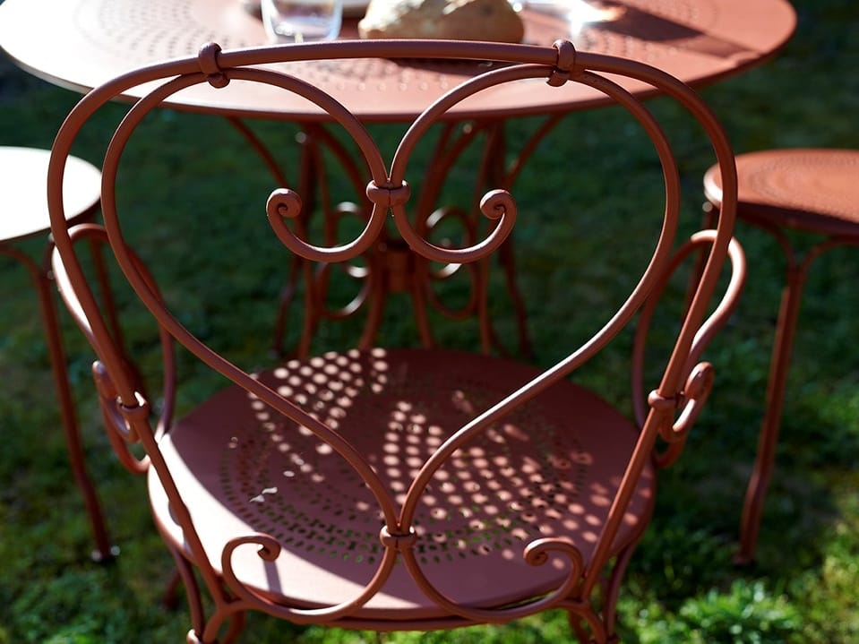 Стальной садовый стул с подлокотниками Fermob 1900 ARCH-00117543