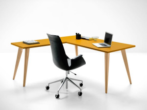 Деревянный угловой стол