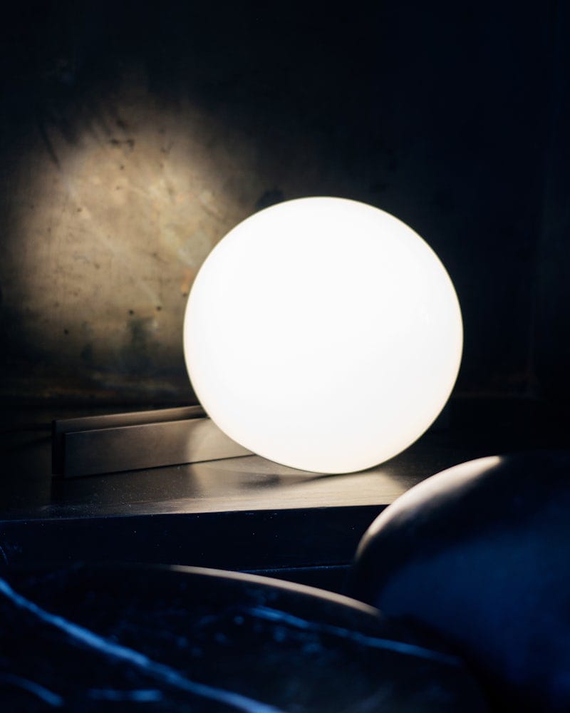 Светодиодная настольная лампа из опалового стекла и матовой латуни Michael Anastassiades REST ARCH-00022720 - Вид №3