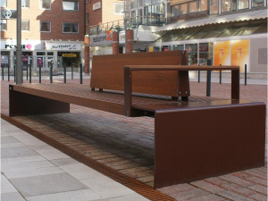 Стальная скамья со спинкой с подлокотниками