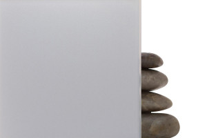 FSRT259 Стекло Vivichrome с хромисовым покрытием показано в отражающей конфигурации с прослойкой цвета ледяного серого цвета и отделкой opalex. Forms-surfaces