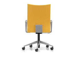 Офисное кресло из ткани с колесами и подлокотниками с 5 спицами