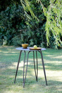 Круглый железный садовый журнальный столик