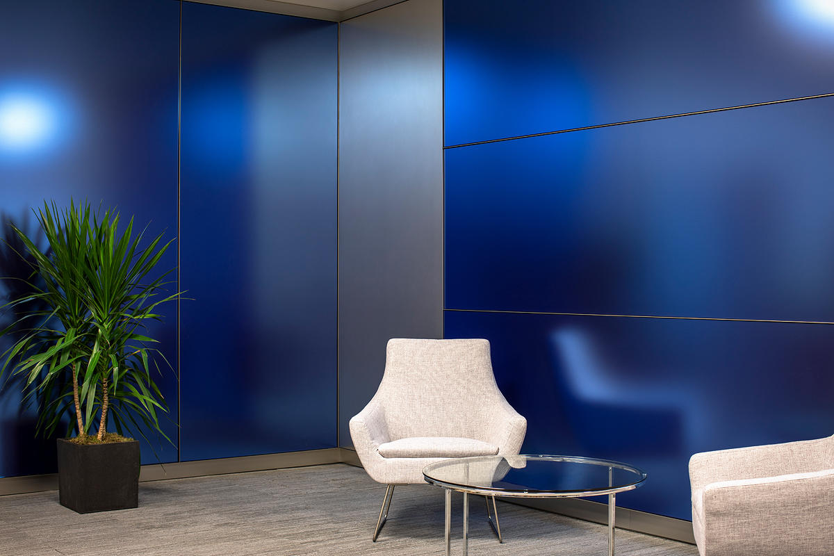 FSRT651 Деталь выравнивающей системы облицовки стен с панелями из нержавеющей стали с отделкой из морского камня, открытым внешним углом из нержавеющей стали и ребрами по периметру из нержавеющей стали Forms-surfaces  - Вид №18