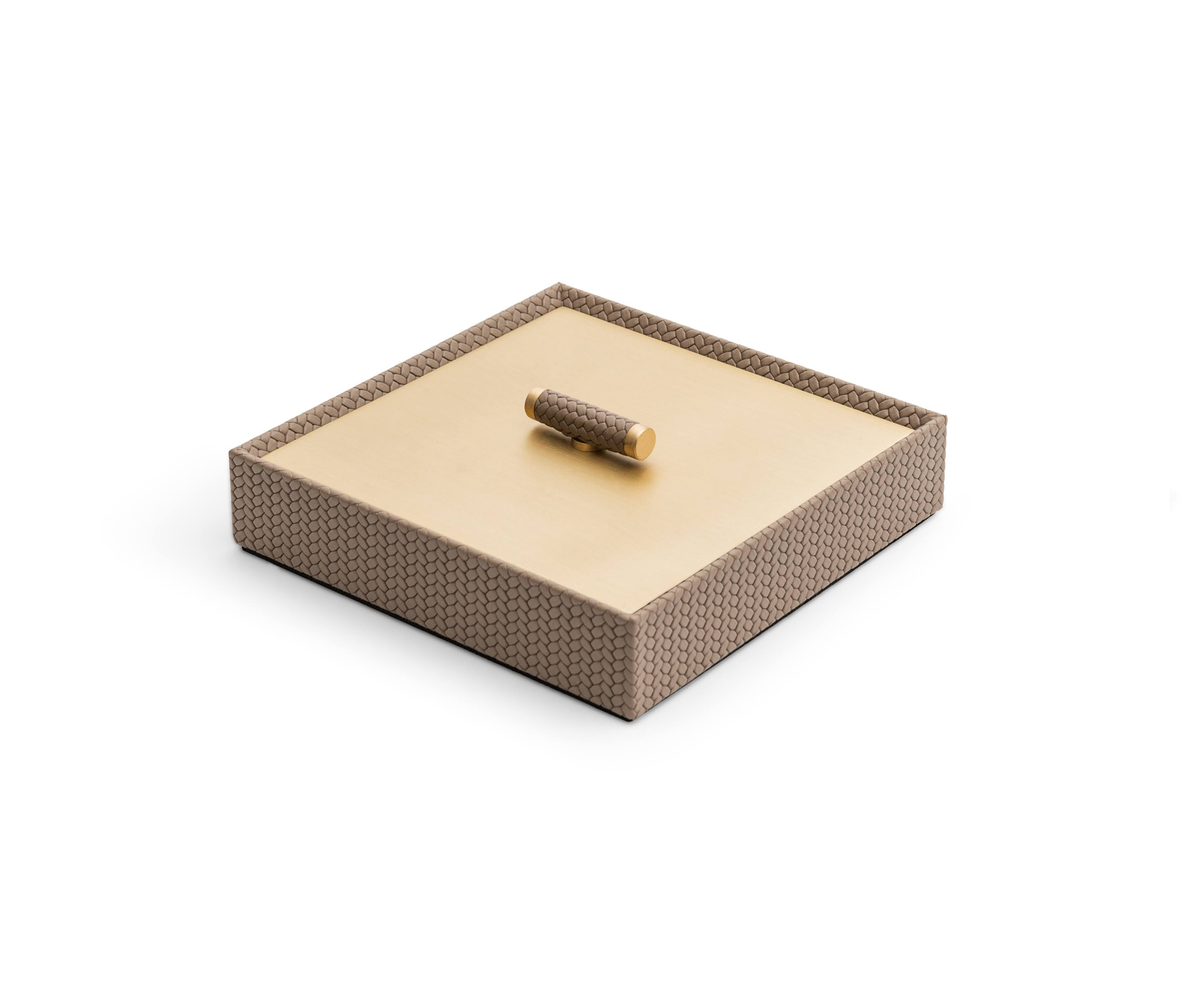 Коробка Iside - 17,6X17,6XH4,5 см / металлическая отделка_сатинированная латунь / плетеная кожа_верблюжья