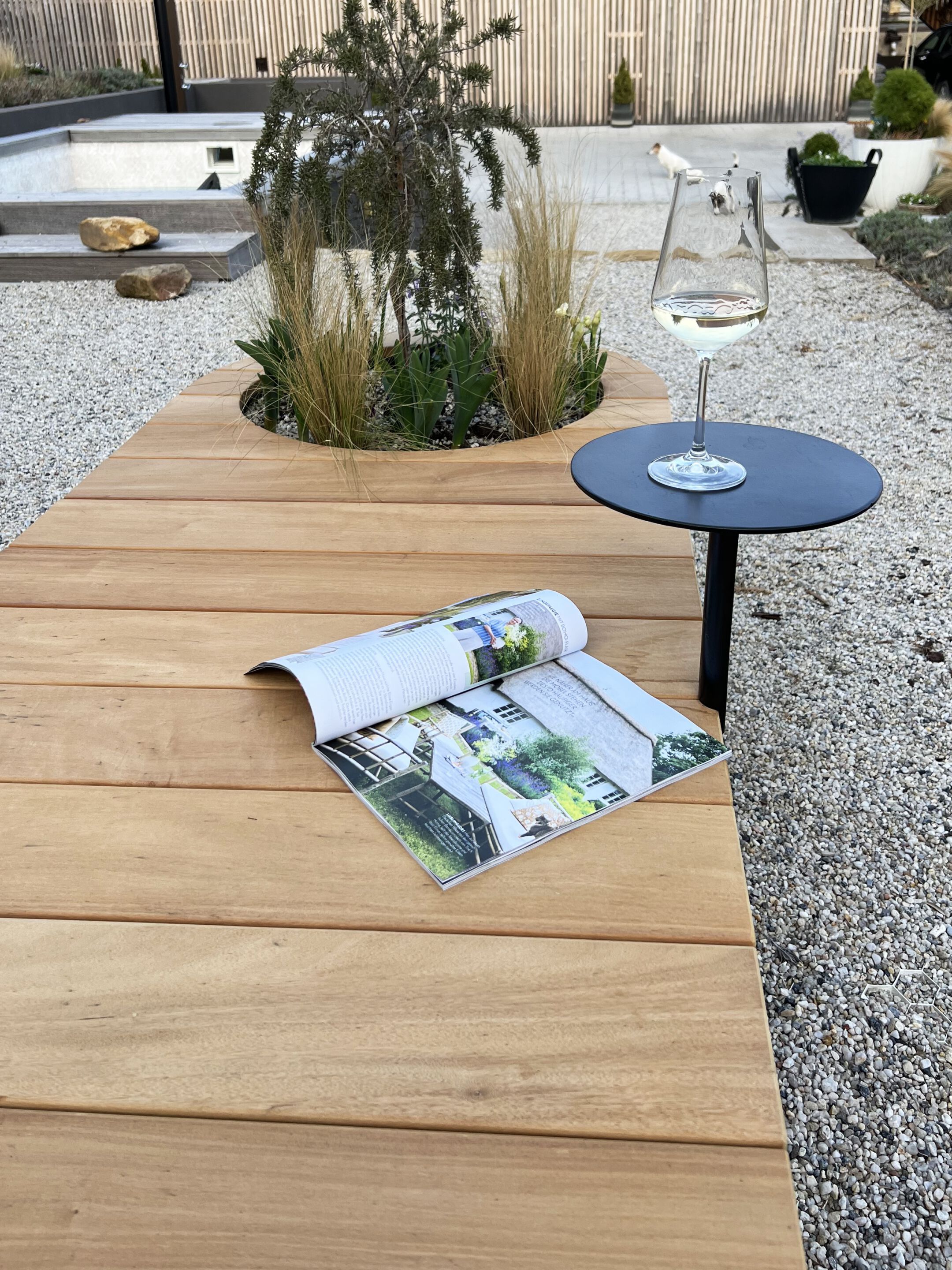 Бетонная скамейка со встроенным плантатором Betoni Grand Benches ARCH-00132743 - Вид №4