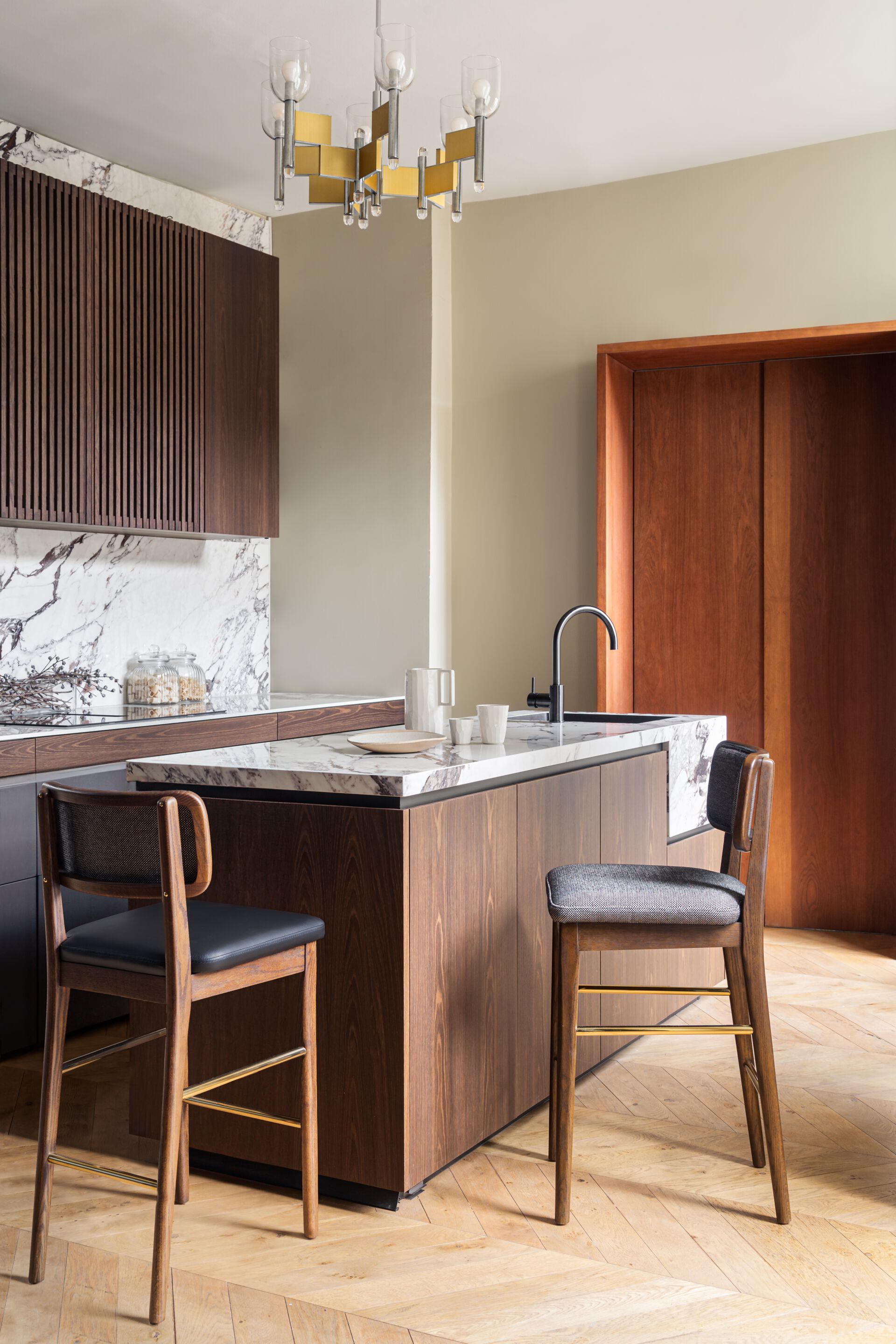 Высокий деревянный табурет со встроенной подушкой и плетеной спинкой RED EDITION плетеная ARCH-00035114 - Вид №8