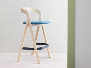 Высокий деревянный табурет с подставкой для ног