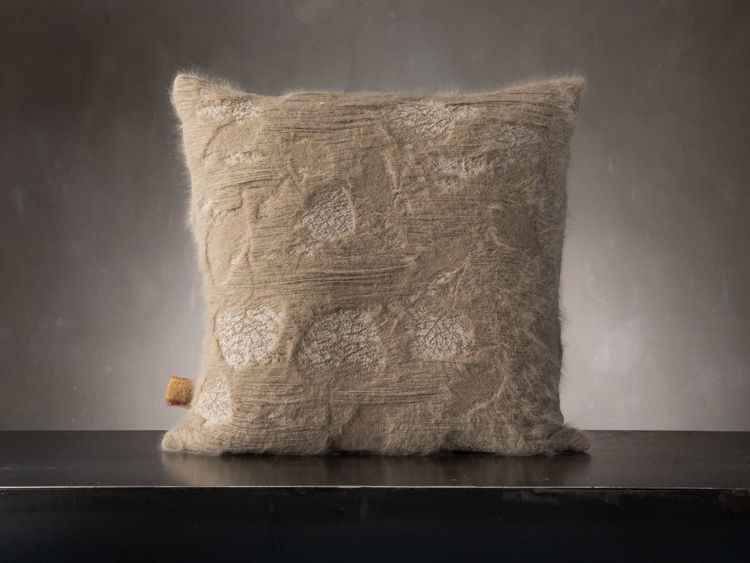 Квадратная подушка в ангоре The House of Lyria VELIO ARCH-00048617