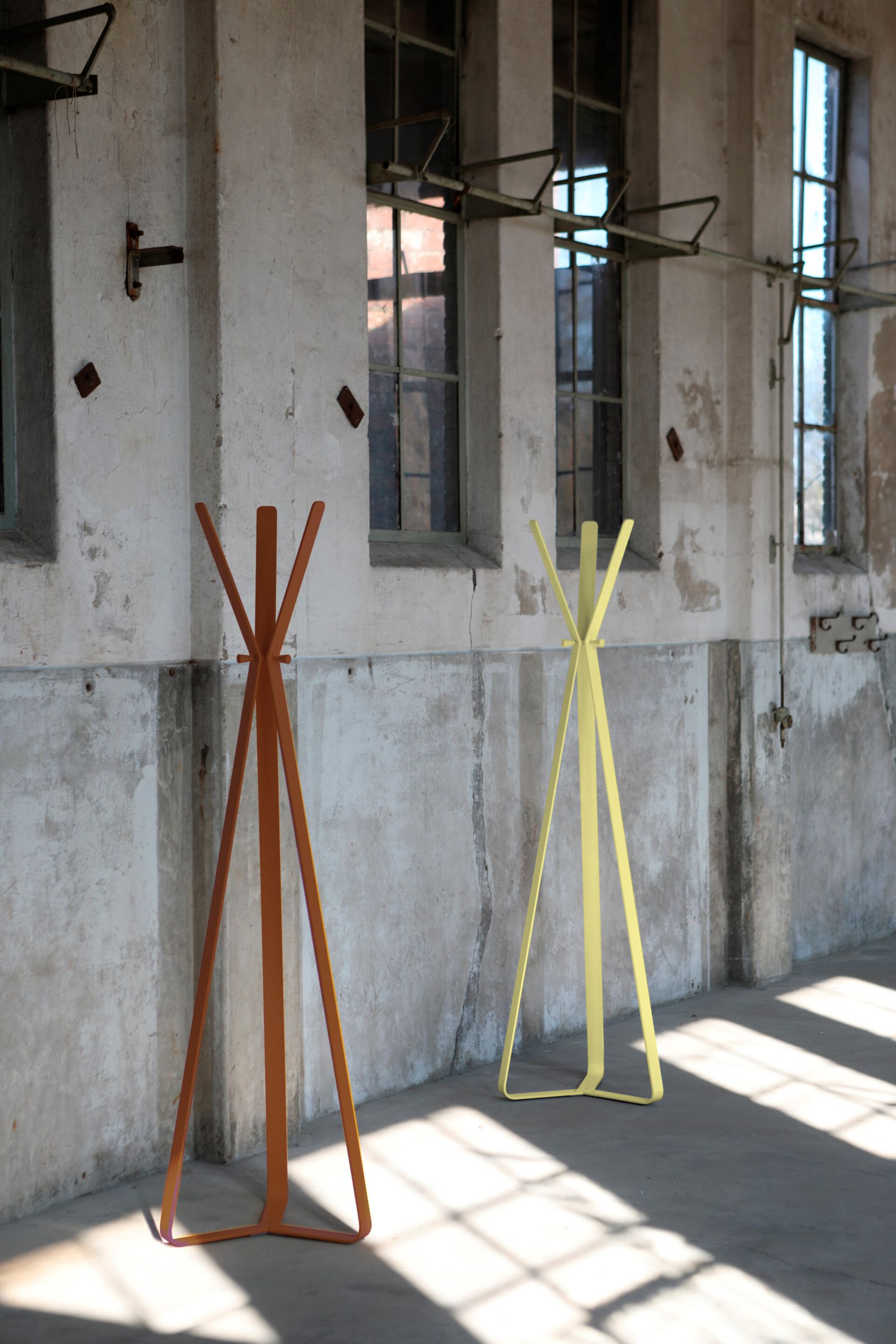 Стальная напольная офисная вешалка с порошковым покрытием Cascando Bend ARCH-00035604 - Вид №2