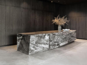 Мраморная кухня с островом