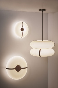 Подвесной светильник из матового стекла и кожаных деталей