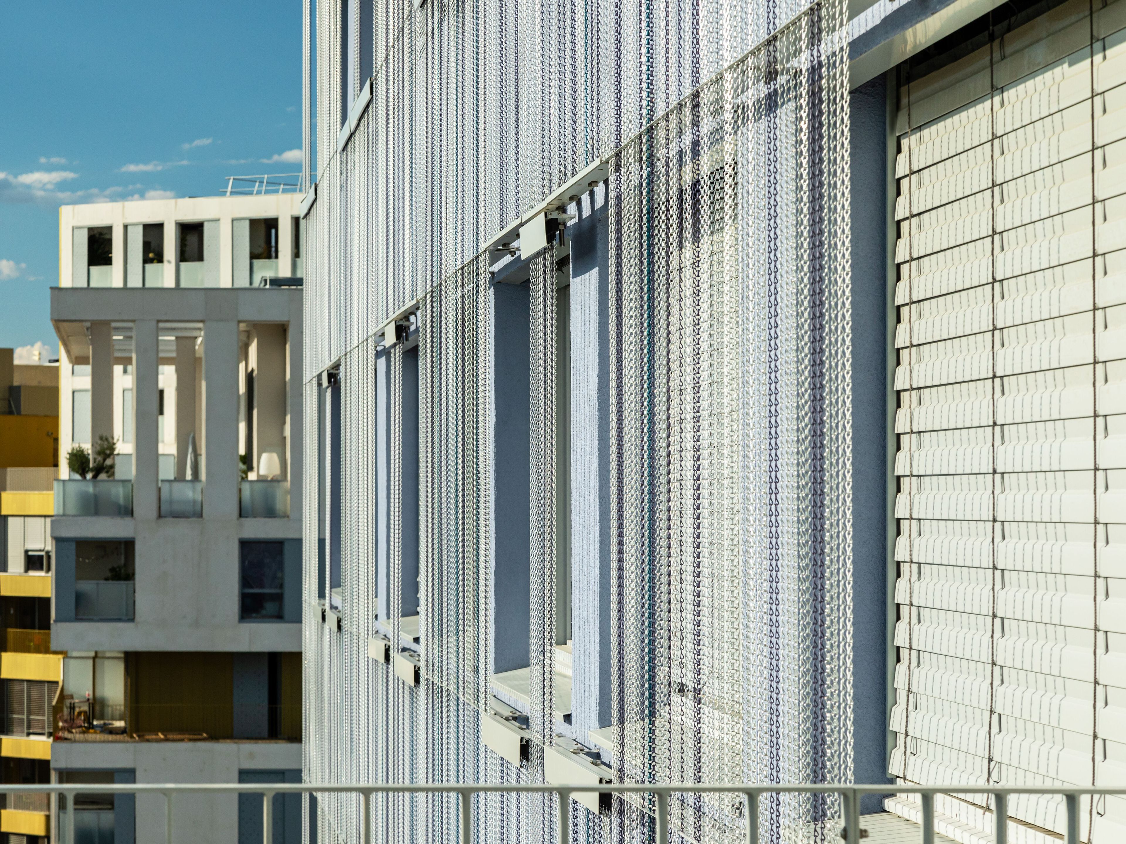 Фасадные ограждения из алюминиевых цепей Kriskadecor CLADDING KLEY STUDENT RESIDENCE ARCH-00046492