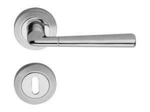 Классическая латунная ручка на розетке с насадкой