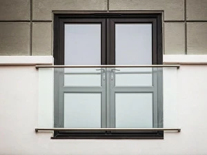 Q-RAILING ITALIA Парапет из нержавеющей стали и стекла для окон и балконов со светодиодами Easy glass®