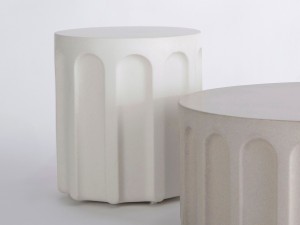 Высокий круглый журнальный столик из железобетона