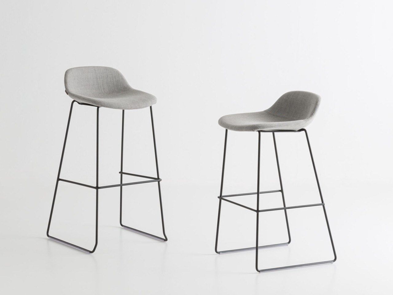 Полипропиленовый барный табурет с подставкой для ног Crassevig Pola ARCH-00139097 - Вид №3