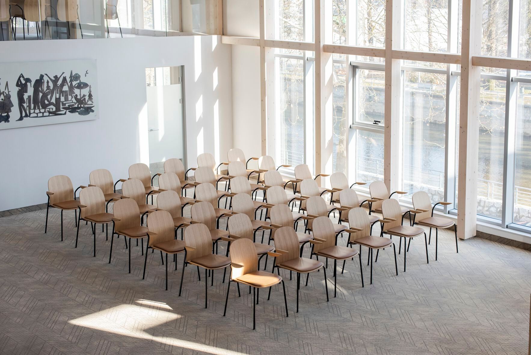 Штабелируемый стул из грецкого ореха с подлокотниками Gazzda Book ARCH-00126870 - Вид №8