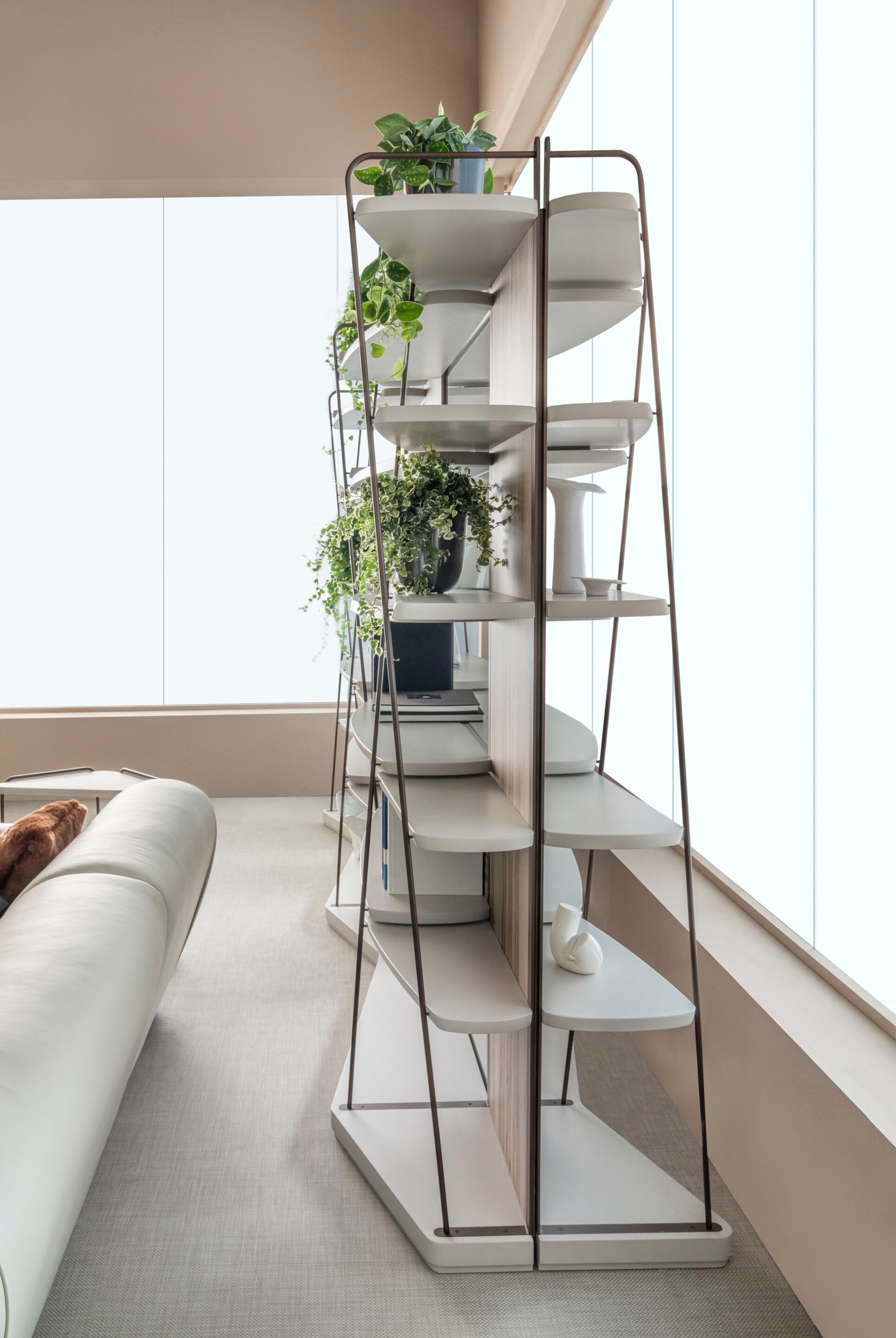 Деревянный двухсторонний самонесущий книжный шкаф Bizzotto Italia Aequilibrium ARCH-00071950 - Вид №3