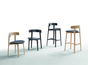 Высокий тканевый стул со спинкой с мягким сиденьем