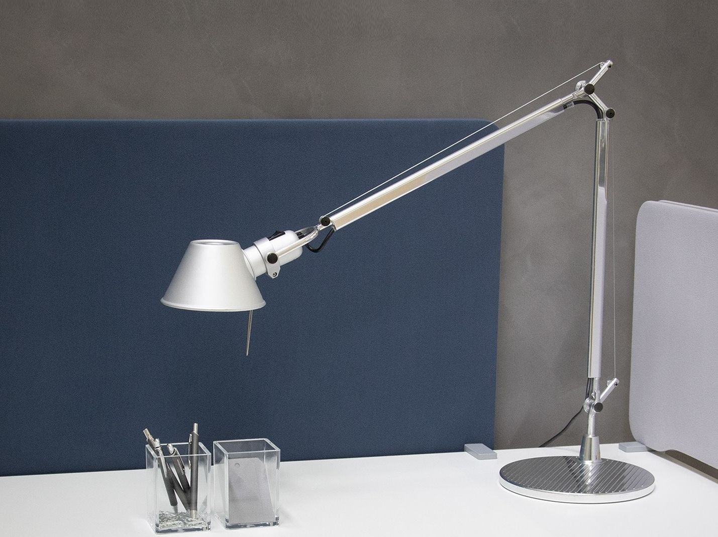 Алюминиевая настольная лампа с гибким кронштейном Artemide Птолемей ARCH-00125815