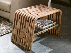 Журнальный столик из массива дерева с отсеком для хранения