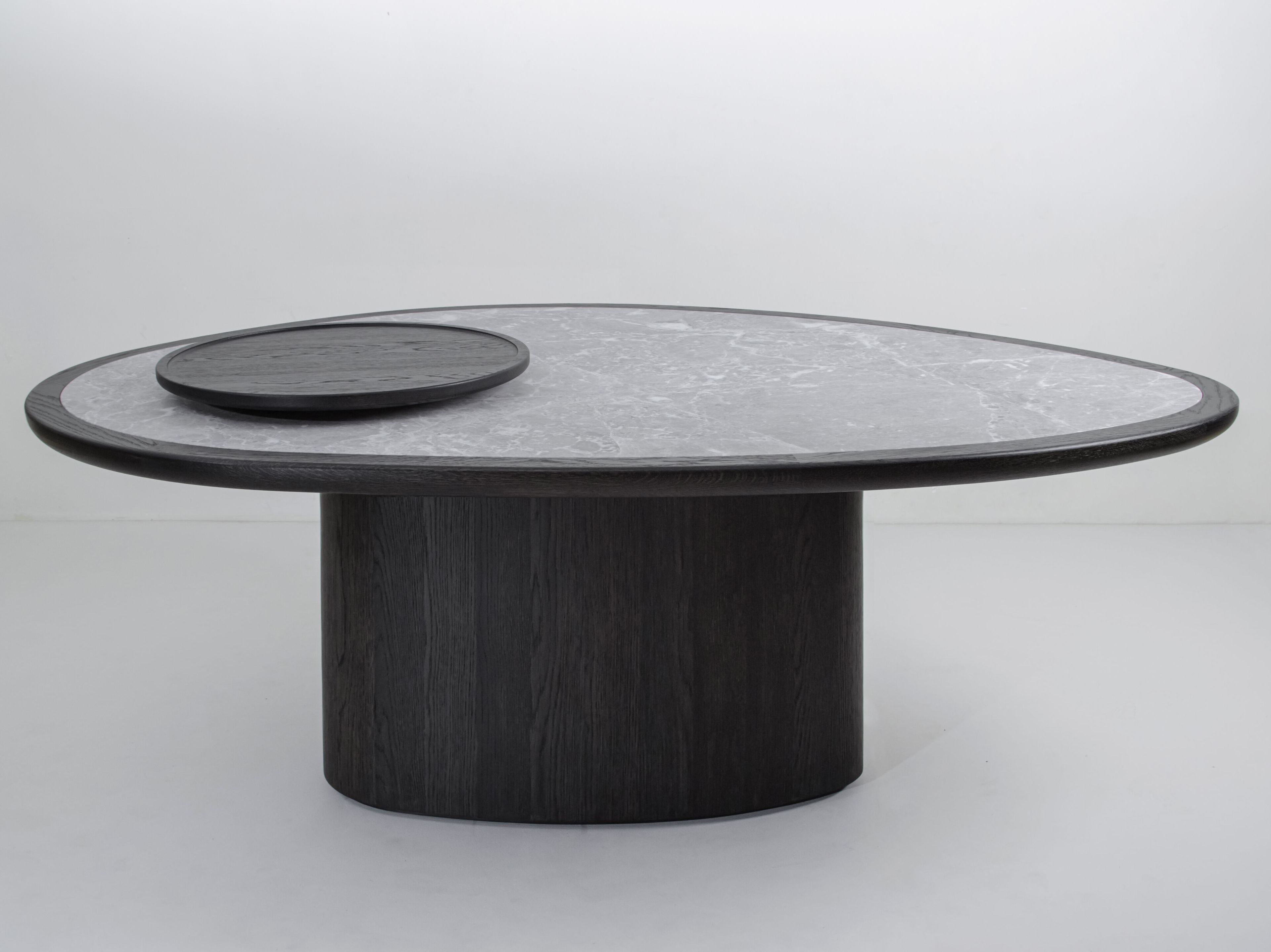 Мраморный и дубовый стол с Lazy Susan District Eight сейчас ARCH-00075737