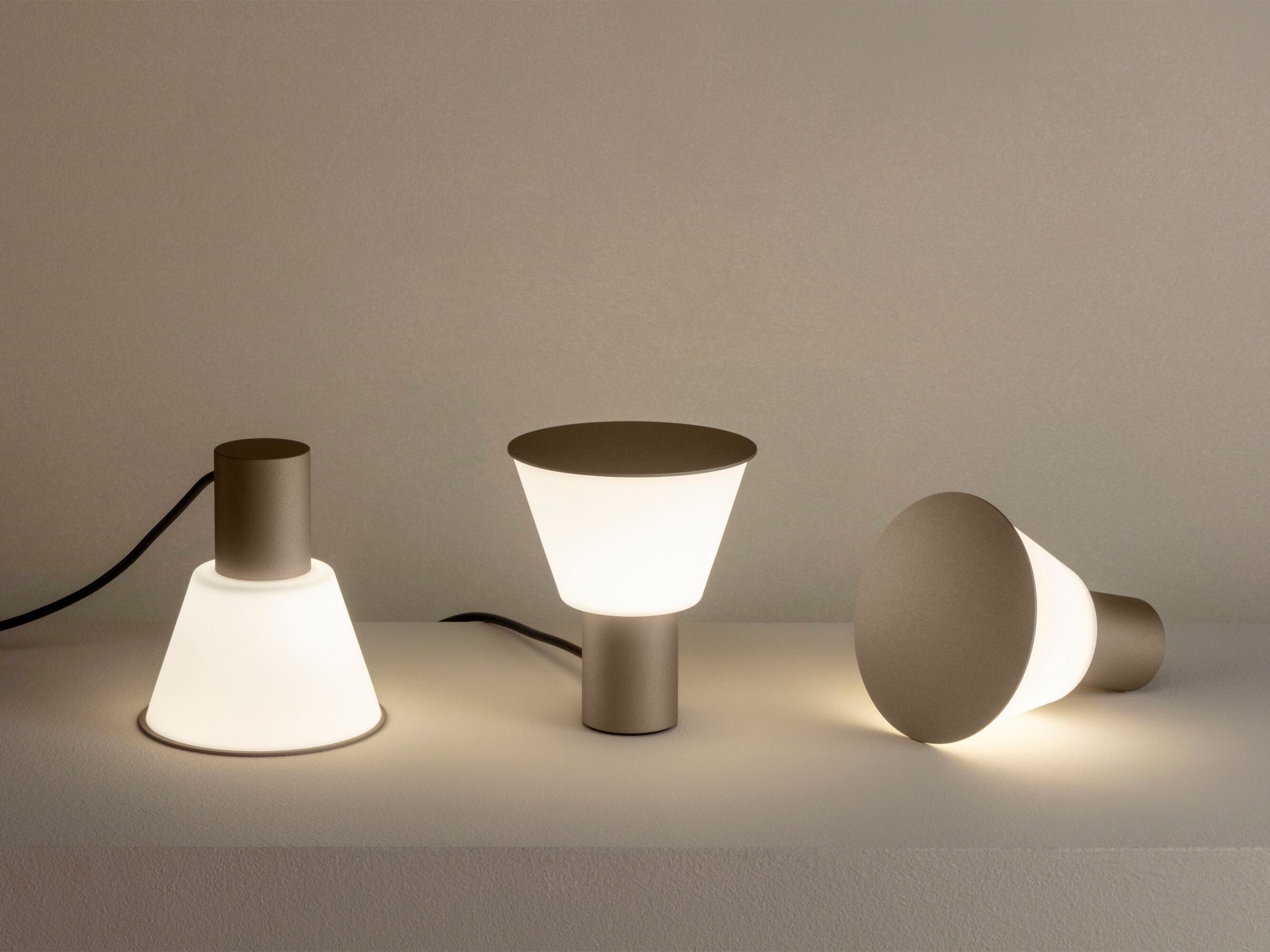 Светодиодная настольная лампа с регулируемой яркостью Estiluz Belt ARCH-00061196