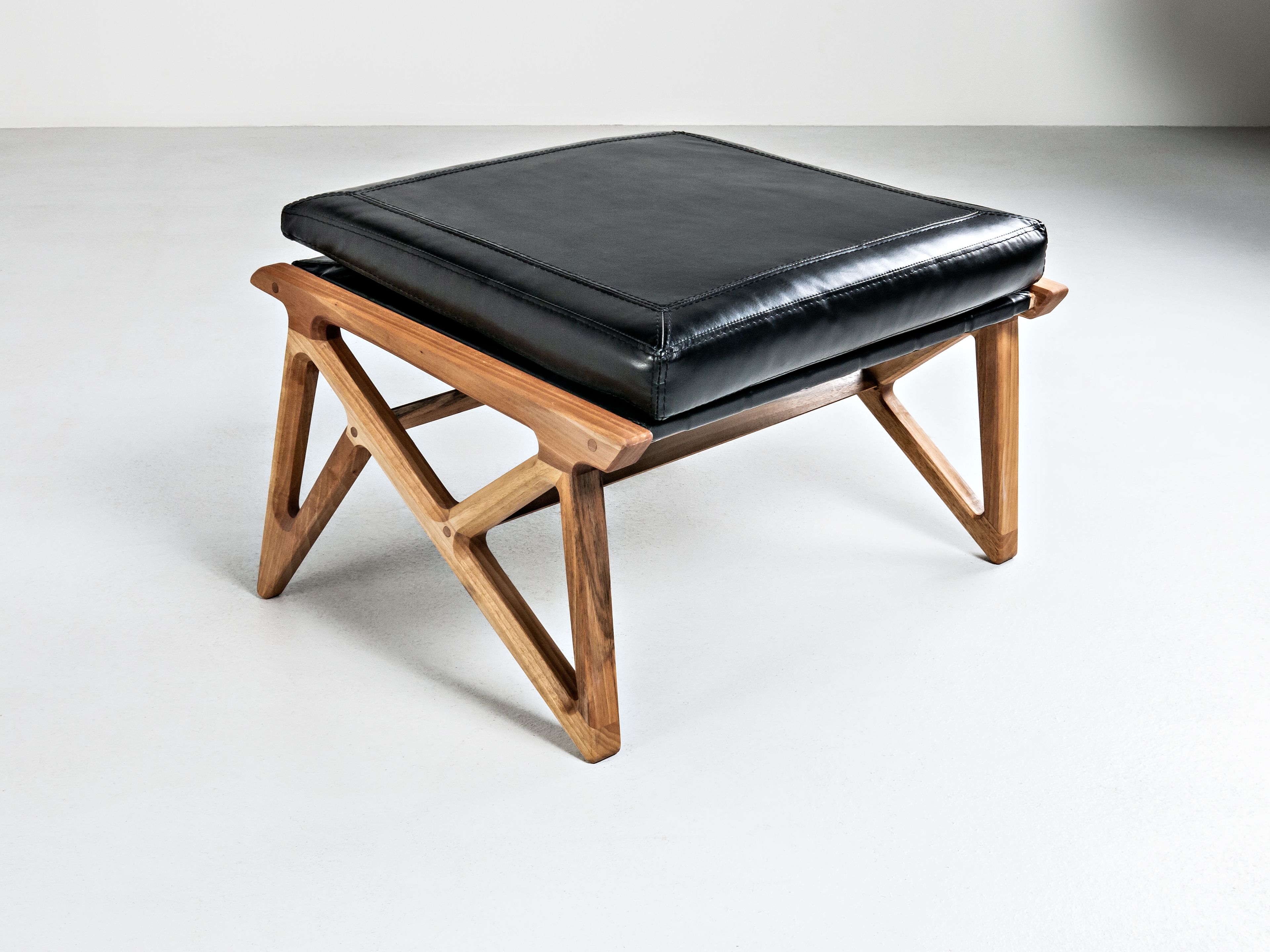 Низкий кожаный стул с мягким сиденьем HOOKL und STOOL Triangle ARCH-00017164 - Вид №1