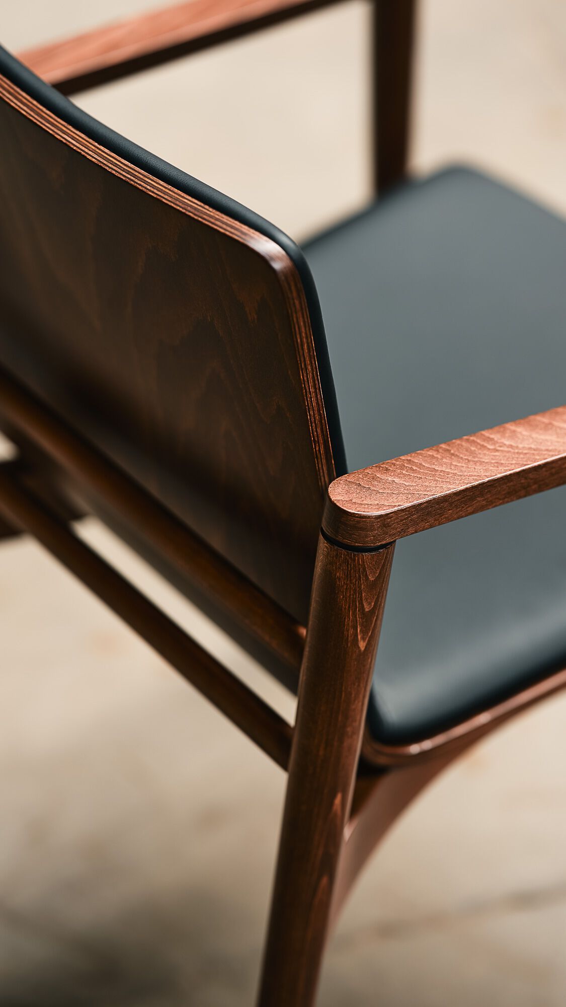 Стул из бука с подлокотниками с мягким сиденьем More Contract Ava ARCH-00105834 - Вид №4