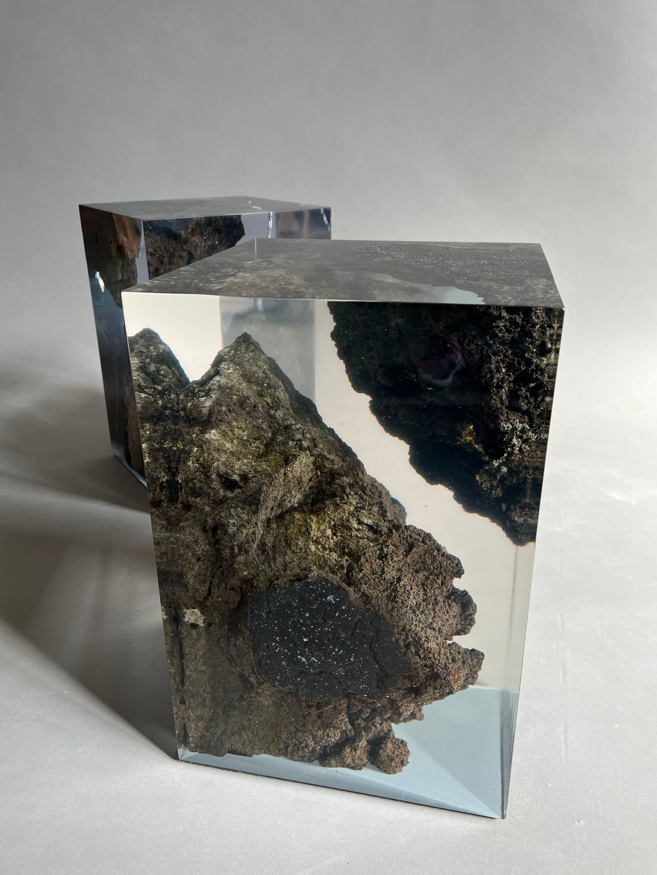 Журнальный столик / табурет из лавового камня и смолы alcarol Geomorphic 2023 ARCH-00118545 - Вид №1