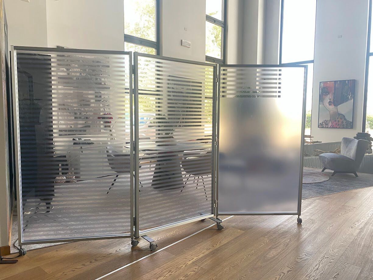 Закрывающаяся офисная перегородка с колесами STUDIO T Twist ARCH-00119694 - Вид №1
