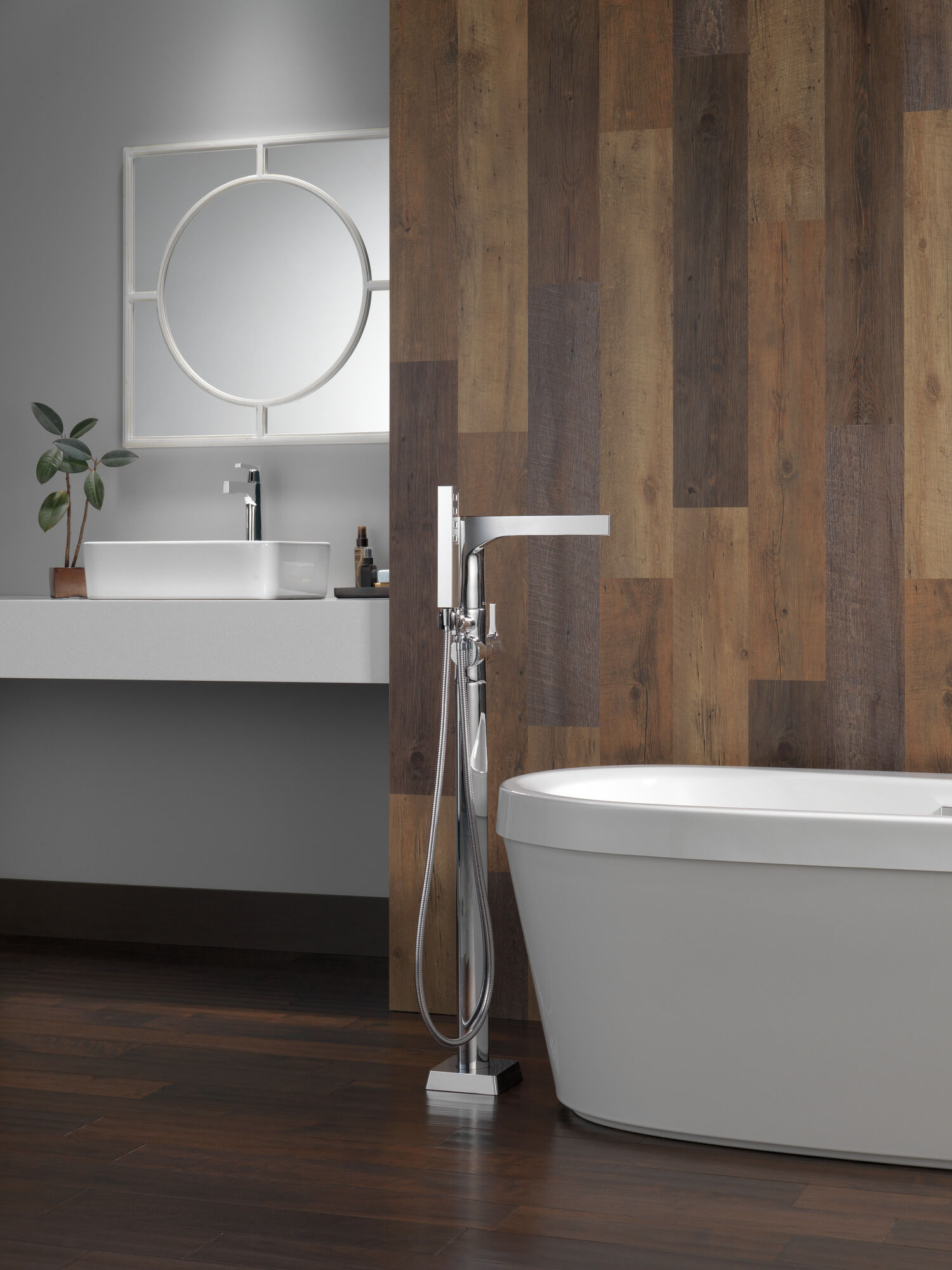 T4774-FL Напольная накладка для ванны с одной ручкой и ручным душем Delta Faucet Zura Хром  - Вид №6