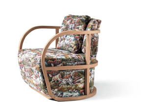 Тканевое кресло с подлокотниками