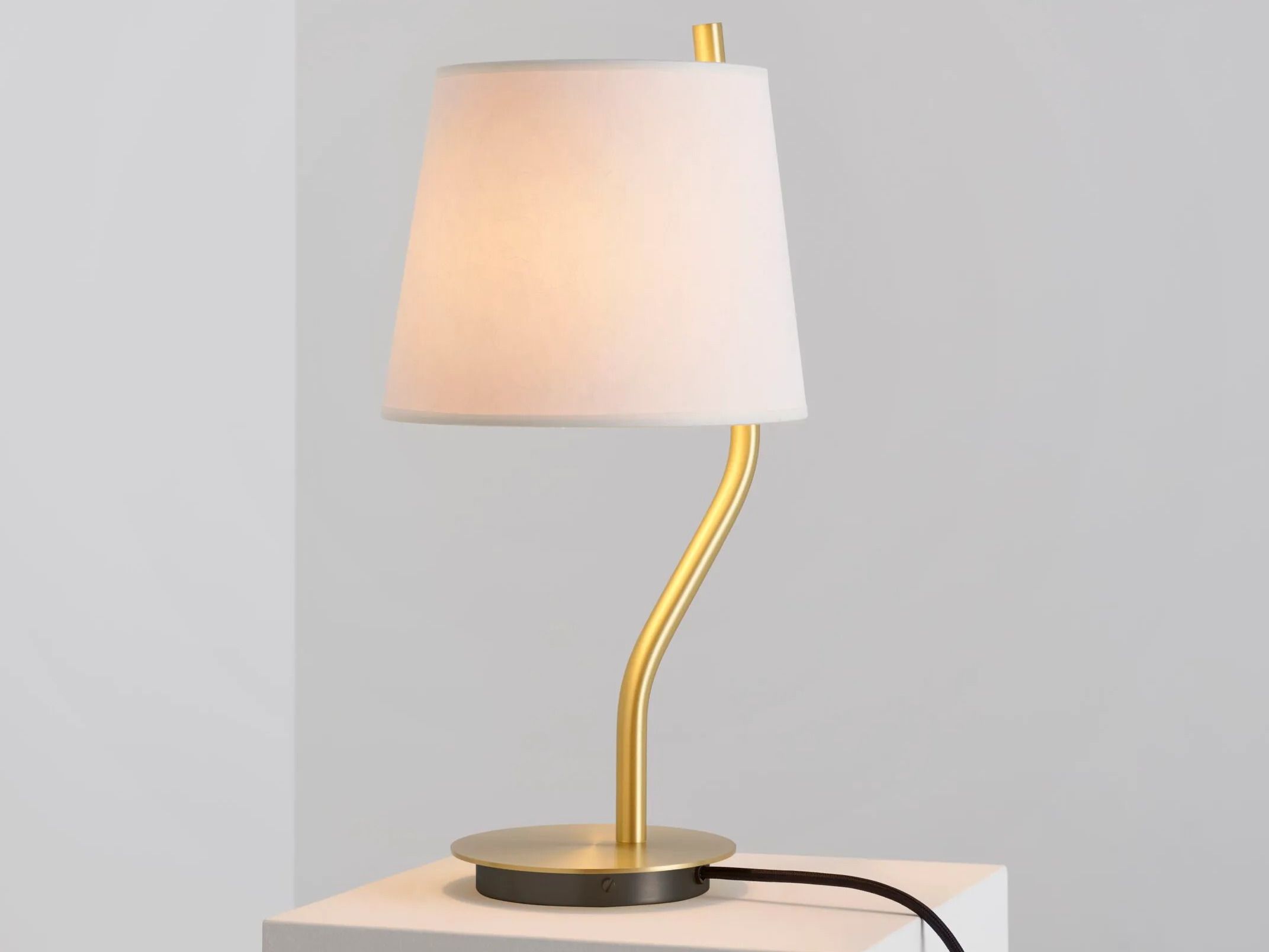 Латунная настольная лампа CVL Luminaires Couture ARCH-00066450 - Вид №1