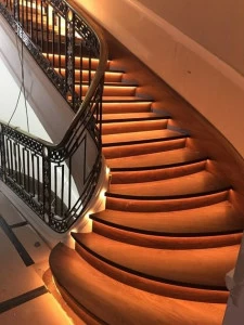 Siller Treppen Г-образная открытая лестница из массива дерева Park street