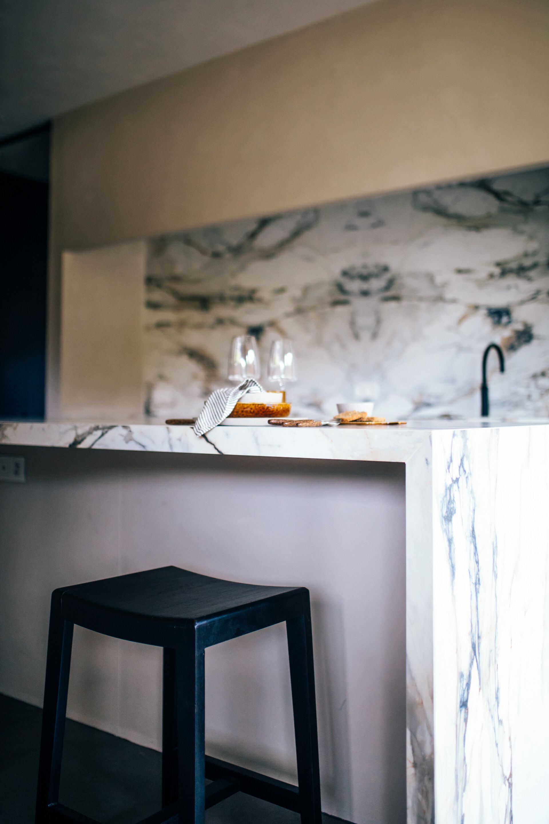 Высокий кухонный табурет из манго с подставкой для ног POMAX KENT ARCH-00119444 - Вид №6