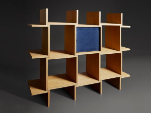 Деревянный книжный шкаф