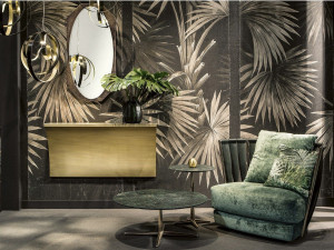 Низкий деревянный журнальный столик для гостиной