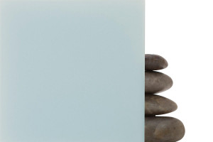 FSRT266 Стекло Vivichrome с хромисовым покрытием показано в отражающей конфигурации с промежуточным слоем цвета Seaglass и отделкой opalex Forms-surfaces