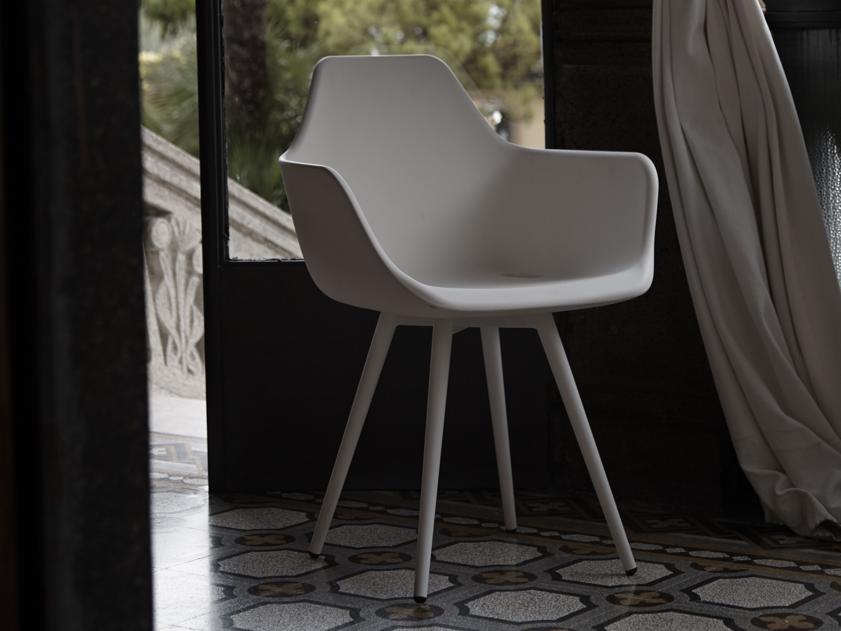 Стул из полиэтилена с подлокотниками ALMA DESIGN y Chair ARCH-00006002 - Вид №1