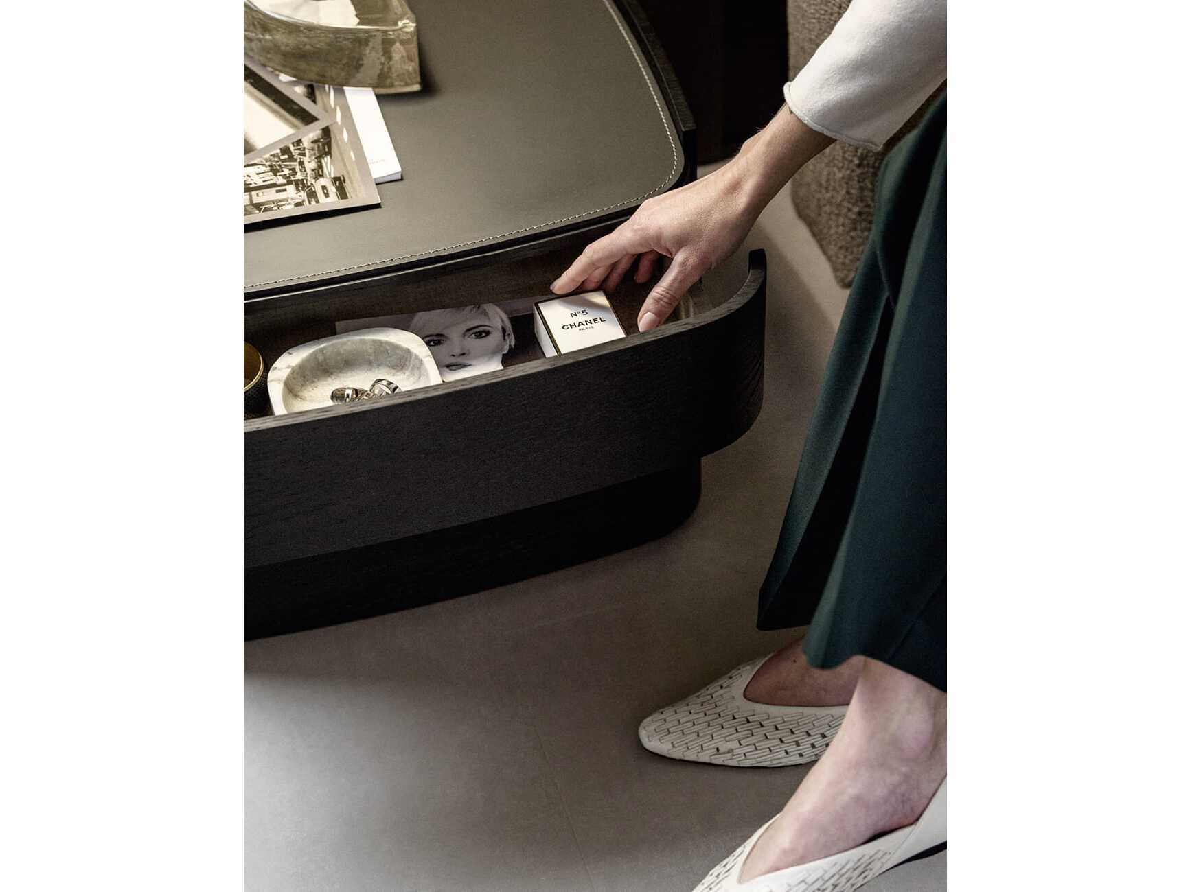 Прямоугольная тумбочка из дуба с ящиками Novamobili ARCH-00077503 - Вид №1