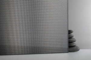 FSRT429 Стекло ткацкого станка Vivitela показано в конфигурации отражения с решетчатой ​​прослойкой черного цвета и стандартной отделкой Forms-surfaces