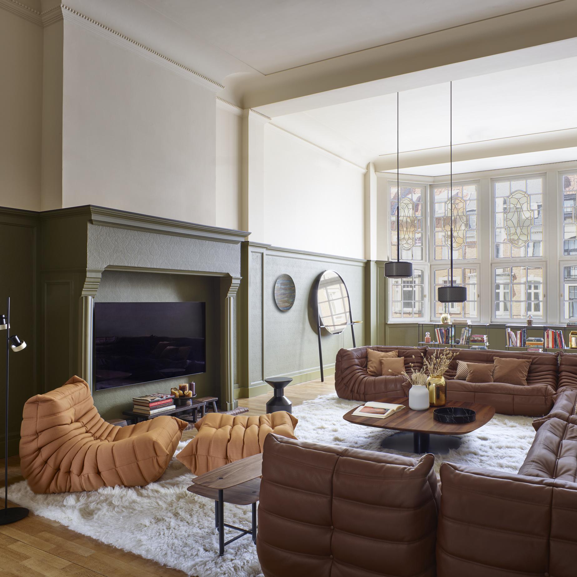 Квадратный низкий журнальный столик из грецкого ореха Ligne Roset Alster ARCH-00148474 - Вид №1